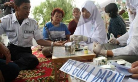 Perawat dari Sekolah Keperawatan tengah memeriksa warga.