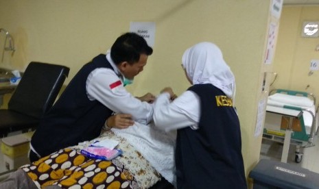 Perawat di KKHI Madinah tengah melayani jamaah yang mengalami trauma mata akibat terkena panas, Kamis (19/7)