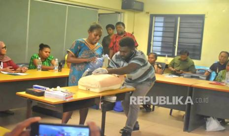 Perawat Kemenkes RI memberikan pelatihan dasar penanganan gangguan kardiovaskular bagi perawat di Vanuatu.