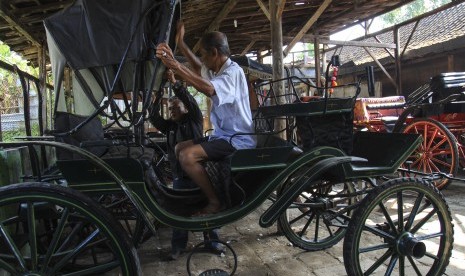 Perawat kereta kuda, Anwar Muhtadi mempersiapkan kereta kuda yang akan digunakan dalam iringan prosesi pernikahan putri Presiden Joko Widodo, Kahiyang Ayu dengan Bobby Nasution di Laweyan, Solo, Jawa Tengah, Ahad (5/11). 