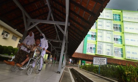 Perawat membawa pasien menggunakan kursi roda saat menjalani perawatan di Rumah Sakit Umum Daerah (RSUD) Soekardjo Kota Tasikmalaya, Jawa Barat, Selasa (17/1). 