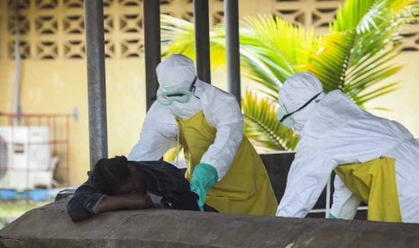 Perawat mengangkat jasad pengidap Ebola di Rumah Sakit Elwa, Monrovia, Liberia, pertengahan Agustus 2014. 