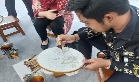 Perayaan hari batik nasional di di Halte Transjakarta yang berada di kawasan Jakarta pusat pada Rabu (2/9/2024). 