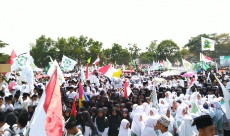 Perayaan hari santri nasional di Lapang Dadaha, Kota Tasikmalaya, Selasa (22/10).