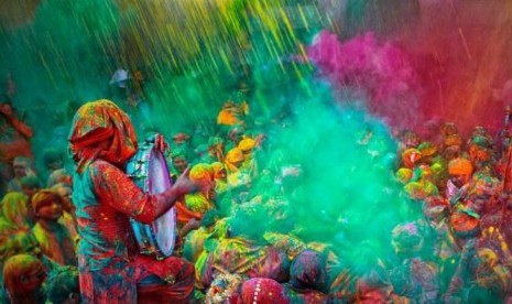 Perayaan Holi di India. Perubahan waktu sholat di India untuk hormati perayaan Holi 