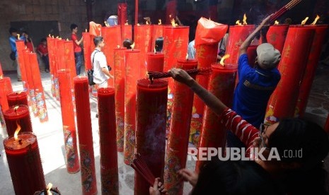  Perayaan menyambut tahun baru Imlek 2567 di Klenteng tertua Dharma Bakti, Jakarta, Senin (8/2).  (Republika/Raisan Al Farisi)