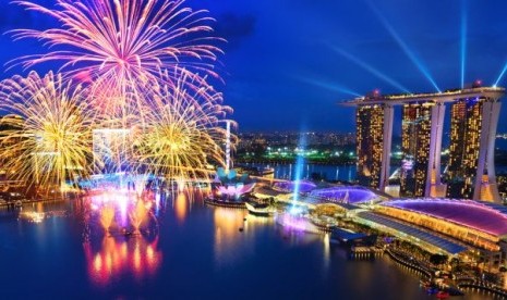 Perayaan tahun baru di Marina Bay, Singapura.