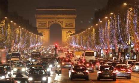 Perayaan tradisional malam tahun baru di Champs-Elysées, Paris, Prancis akan menjadi acara besar pertama yang disetujui pemerintah sejak adanya pemberlakukan status darurat pada November lalu. 