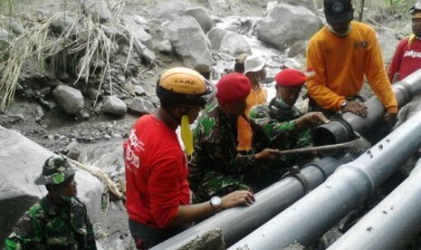 Perbaikan bersama saluran air bersih di Kelud