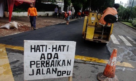 Perbaikan jalan,   (ilustrasi). Pemerintah Kabupaten Bekasi, Jawa Barat menggelontorkan anggaran sebesar Rp 6,7 miliar untuk memperbaiki ruas Jalan Tegal Danas di Desa Hegarmukti, Kecamatan Cikarang Pusat yang sudah rusak sejak lama.