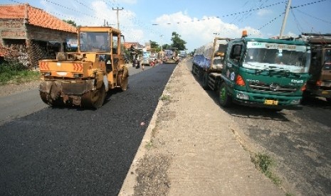 Perbaikan Jalan Pantai Utara Jawa (Pantura).