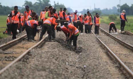 Perbaikan jalur rel kereta api.