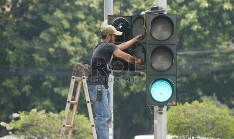 Peralatan lampu lalu lintas di Kota Padang, Sumatera Barat, raib digondol maling, tepatnya di Perempatan Sawahan, Kecamatan Padang Timur. (Foto: Ilustrasi lampu lalu lintas)