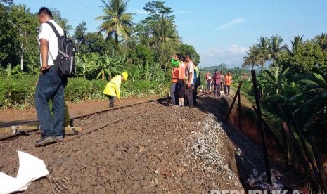 Perbaikan rel kereta api akibat terkena dampak longsor yang terjadi pada Sabtu (12/3) sekitar pukul 17.30 di Dusun Cidewa, Desa Dewasari, Kecamatan Cijeungjing, Kabupaten Ciamis, Ahad (13/3) pagi. 