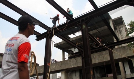 Perbaiki Jembatan Penghubung Blok G: Pekerja mulai memperbaiki jembatan penghubung blok G Pasar Tanah Abang, Jakarta Pusat, Selasa (13/8). Jembatan tersebut akan menghubungkan blok G dengan blok F Pasar Tanah Abang. 