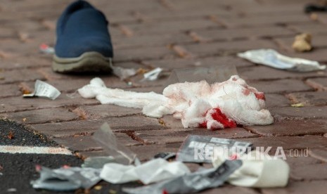  Perban berlumuran darah di jalan setelah penembakan yang mengakibatkan banyak kematian dan cedera di Masjid Al Noor di Deans Avenue di Christchurch, Selandia Baru, (15/3 2019). 