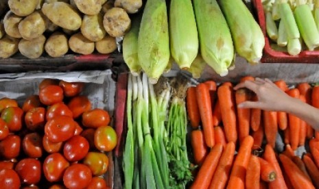 Perbanyak makan sayur saat buka puasa.