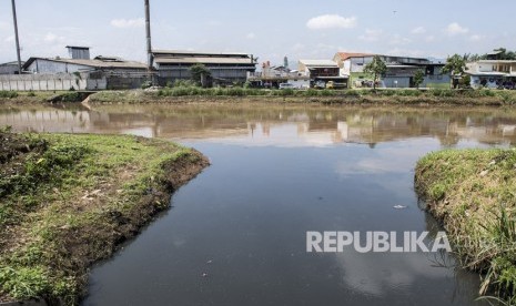 Perbedaan warna air sungai yang menghitam dari oxbow Cicukang mengalir di aliran sungai Citarum, di Kecamatan Margaasih, Kabupaten Bandung, Jawa Barat, Rabu (5/12/2018). 