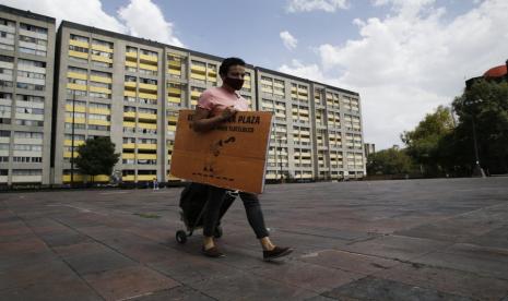 Percibald Garcia membacakan dongeng untuk didengarkan anak-anak di komplek apartemen Mexico City.