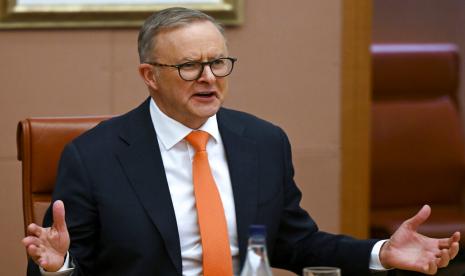 Perdana Menteri Australia Anthony Albanese berbicara dengan Perdana Menteri Singapura Lee Hsien Loong di Gedung Parlemen di Canberra pada 18 Oktober 2022. Albanese mengatakan pada Rabu, 8 November 2022, pertemuan bilateral dengan Presiden China Xi Jinping akan menjadi 