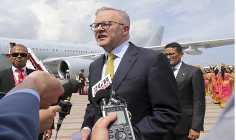  Perdana Menteri Australia Anthony Albanese berbicara kepada media setibanya di Bandara Internasional Ngurah Rai menjelang KTT G20 di Bali, Senin, 14 November 2022. Jokowi Undang Australia Berinvestasi di Industri Baterai