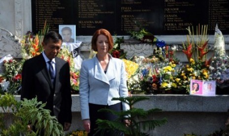 Perdana Menteri Australia Julia Gillard (kanan) bersama Gubernur Bali Made Mangku Pastika (kanan) saat berkunjung ke Monumen Bom Bali, Kuta, Sabtu (13/10).