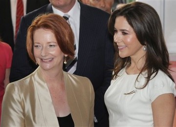 Perdana Menteri Australia, Julia Gillard (kiri).