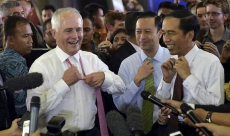 Perdana Menteri Australia Malcolm Turnbull, kiri, dan Presiden Indonesia Joko Widodo saat berkunjung ke pasar Tanah Abang di Jakarta, 12 November 2015.