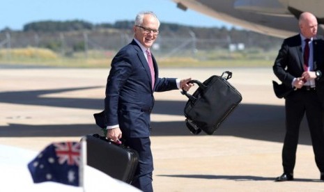 Perdana Menteri Australia, Malcolm Turnbull saat hendak terbang di bandar udara Fairbairn, Canberra.