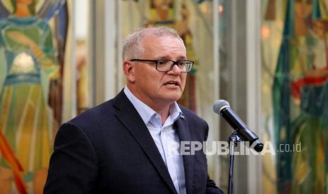 Perdana Menteri Australia Scott Morrison berbicara saat berjaga di Gereja St Andrews Ukraina di Sydney, Australia, 27 Februari 2022. 