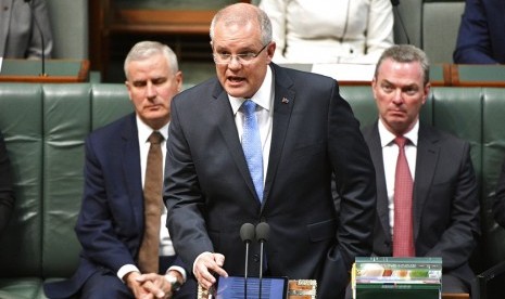 Perdana Menteri Australia Scott Morrison (tengah)