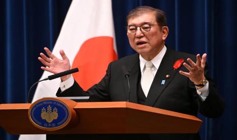 Perdana Menteri baru Jepang Shigeru Ishiba berbicara selama konferensi pers di kantor perdana menteri di Tokyo, Jepang, 1 Oktober 2024. Pemimpin Partai Demokrat Liberal yang berkuasa, Shigeru Ishiba, terpilih sebagai Perdana Menteri pada sidang parlemen dan diperkirakan akan mengadakan pemilihan umum pada 27 Oktober.