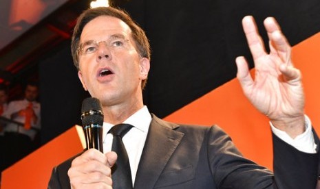 Perdana Menteri Belanda Mark Rutte dari Partai VVD berbicara pada pendukungnya usai memenagkan pemilu parlemen di Den Haag, Belanda, Rabu (15/3).