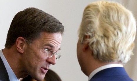 Perdana Menteri Belanda Mark Rutte (kiri) dan pemimpin sayap kanan Belanda Geert Wilders saat mendiskusikan langkah membentuk pemerintahan koalisi di Den Haag, Belanda, Kamis, 16 Maret 2017.