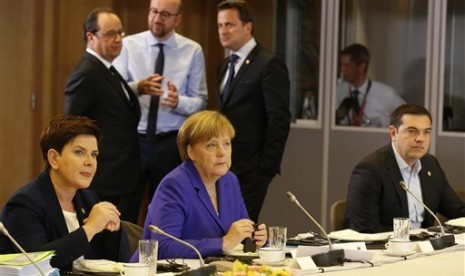 Perdana Menteri Belgia Charles Michel (tengah belakang) berbicara dengan Presiden Prancis Francois Hollande (kiri) dan PM Luxembourg Xavier Bettel (kanan) dalam KTT Uni Eropa di Brussels, Rabu, 29 Juni 2016. Tampak Kanselir Jerman Angela Merkel memakai pak