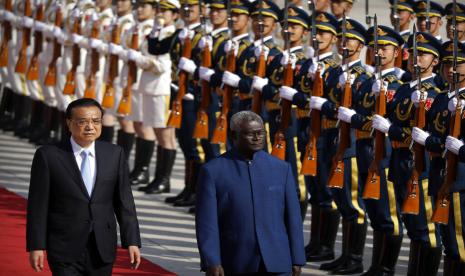 Perdana Menteri China Li Keqiang, kiri, dan Perdana Menteri Kepulauan Solomon Manasseh Sogavare meninjau pengawal kehormatan saat upacara penyambutan di Aula Besar Rakyat di Beijing, Rabu, 9 Oktober 2019. Perdana Menteri Kepulauan Solomon bertemu pemimpin Australia dan Selandia Baru untuk pertama kalinya sejak dia meneken kerja sama pertahanan dengan China.