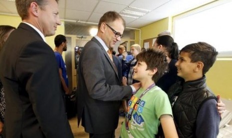 Perdana Menteri Finlandia  Juha Sipila di pusat penampungan pengungsi di Oulu, Northern Finlandia, 5 September 2015. 