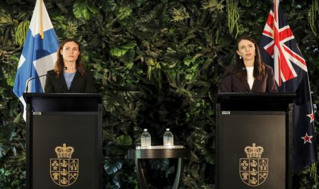 Perdana Menteri Finlandia Sanna Marin, kiri, mengadakan konferensi pers bersama dengan Perdana Menteri Selandia Baru Jacinda Ardern di Museum Auckland, di Auckland, Selandia Baru, Rabu, 30 November 2022. Marin mengatakan pihaknya harus memberikan lebih banyak senjata dan dukungan kepada Ukraina untuk memastikan ia memenangkan perangnya melawan Rusia.