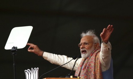 Perdana Menteri India Narendra Modi berbicara saat kampanye partai nasionalis Hindu Bharatiya Janata Party di New Delhi, India, Ahad (22/12). Bentrokan terus terjadi antara polisi dan demonstran yang memprotes UU Kewarganegaraan baru yang dinilai anti-Muslim, Ahad.