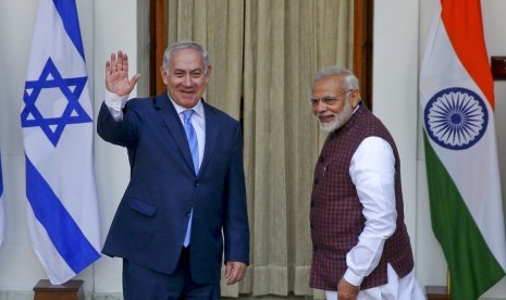 Perdana Menteri India Narendra Modi bersama PM Israel Benjamin Netanyahu di New Delhi, India, Senin (15/11).