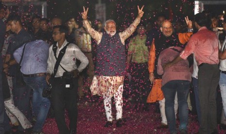 Perdana Menteri India Narendra Modi dan Presiden Bharatiya Janata Party (BJP) Amit Shah menyapa pendukung di markas BJP di New Delhi, India, Kamis (23/5).