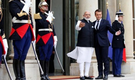 Perdana Menteri India Narendra Modi disambut Presiden Prancis Emmanuel Macron di Istana Elysee di Paris, Prancis, 3 Juni 2017.