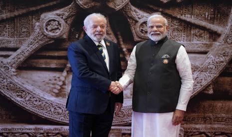 Perdana Menteri India Narendra Modi menyerahkan tongkat estafet kepresidenan kepada Presiden Brasil Luiz Inacio Lula da Silva.