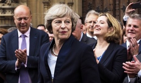 Perdana Menteri Inggris baru Theresa May mendapat tepuk tangan dari anggota parlemen dari Partai Konservatif di Houses of Parliament di London, Senin, 11 Juli 2016.