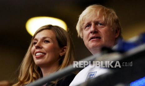 Perdana Menteri Inggris Boris Johnson dan istrinya Carrie Johnson sebelum final UEFA EURO 2020 antara Italia dan Inggris di London, Inggris, Senin (12/7) dini hari WIB.