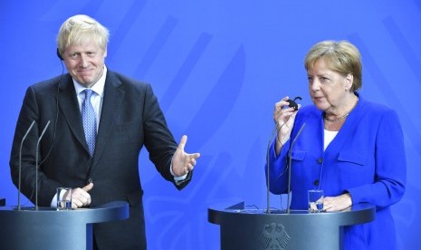 Perdana Menteri Inggris Boris Johnson dan Kanselir Jerman Angela Merkel saat konferensi pers di Berlin, Rabu (21/8).