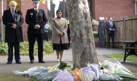 Perdana Menteri Inggris Boris Johnson (kiri) bersama Kepala Polisi Essex Ben-Julian Harrington dan Menteri Dalam Negeri Priti Patel setelah meletakkan bunga selama kunjungan ke Kantor Dewan Thurrock, Inggris, Senin (28/10). Polisi Inggris mengatakan mereka menangkap orang keempat terkait 39 mayat yang ditemukan di sebuah truk di Inggris.