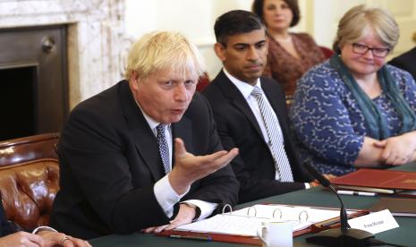 Rishi Sunak (tengah) dianggap sebagai orang yang tepat menggantikan Boris Johnson sebagai ketua partai dan perdana menteri.