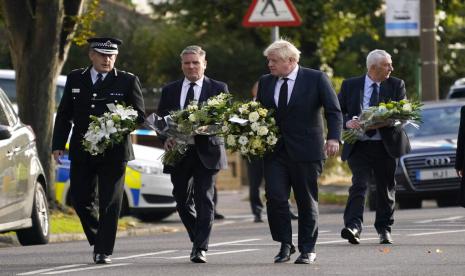 Perdana Menteri Inggris Boris Johnson mengunjungi gereja di mana anggota parlemen David Amess tewas ditikam sehari sebelumnya dalam insiden yang disebut polisi sebagai serangan teroris.