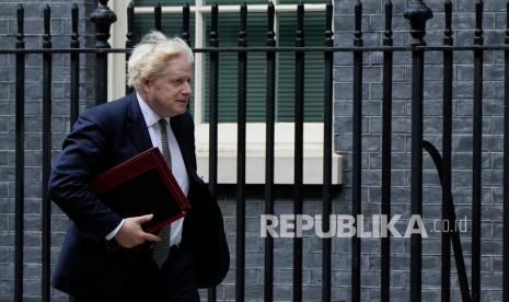  Perdana Menteri Inggris Boris Johnson meninggalkan Downing Street 10, di London, Selasa, 24 Agustus 2021. Foto Boris Johnson merayakan Natal bocor kala Inggris berjibaku dengan varian Omicron. Ilustrasi. 